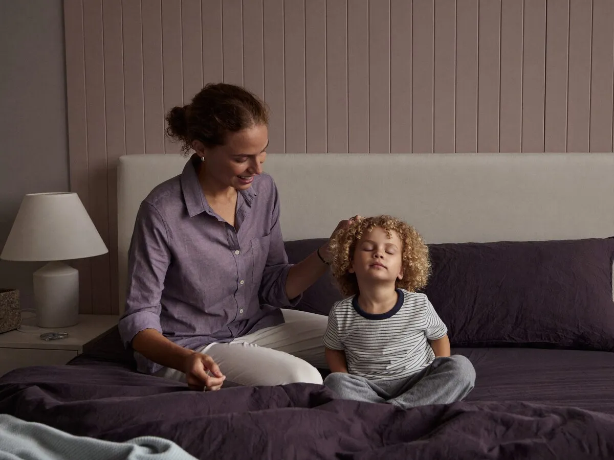Ouder met kind, rustige avond voor het slapengaan